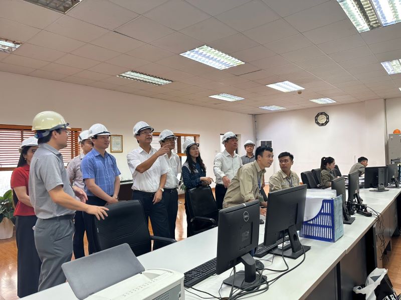 HĐND thành phố Hải Phòng khảo sát tại khu vực giám sát các tiêu chí về môi trường của Nhà máy DAP Đình Vũ - ẢNH H. THANH